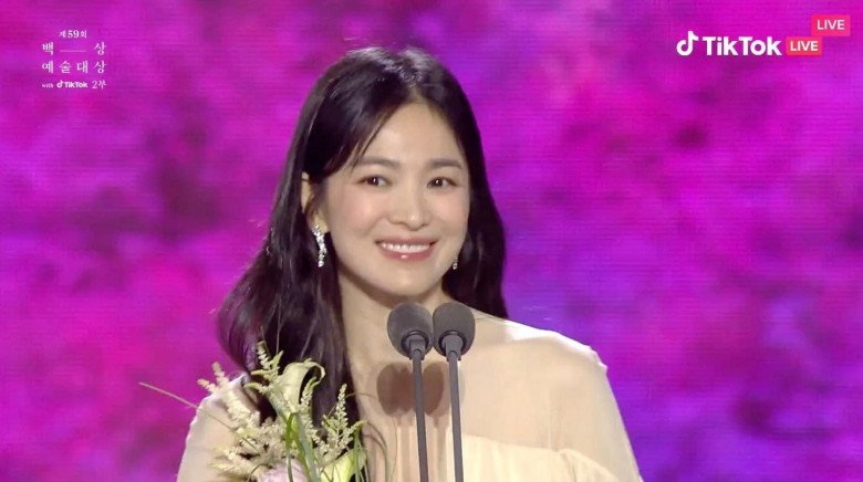 Song Hye Kyo quá trẻ ở tuổi U50, lên TV không cần phần mềm xóa nhăn, da vẫn căng bóng - 7