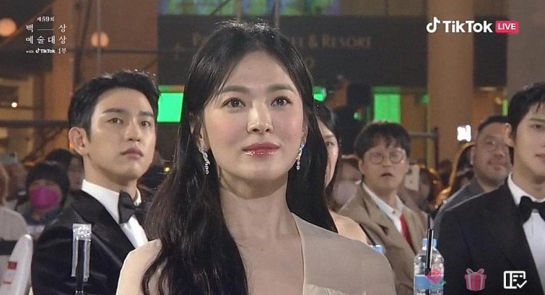 Song Hye Kyo quá trẻ ở tuổi U50, lên TV không cần phần mềm xóa nhăn da vẫn căng bóng - 6