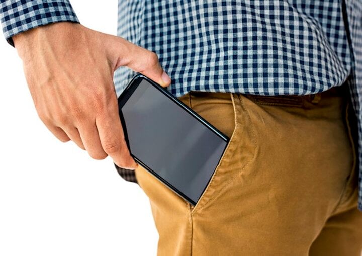 Liệu đàn ông để điện thoại trong túi quần có bị vô sinh không?