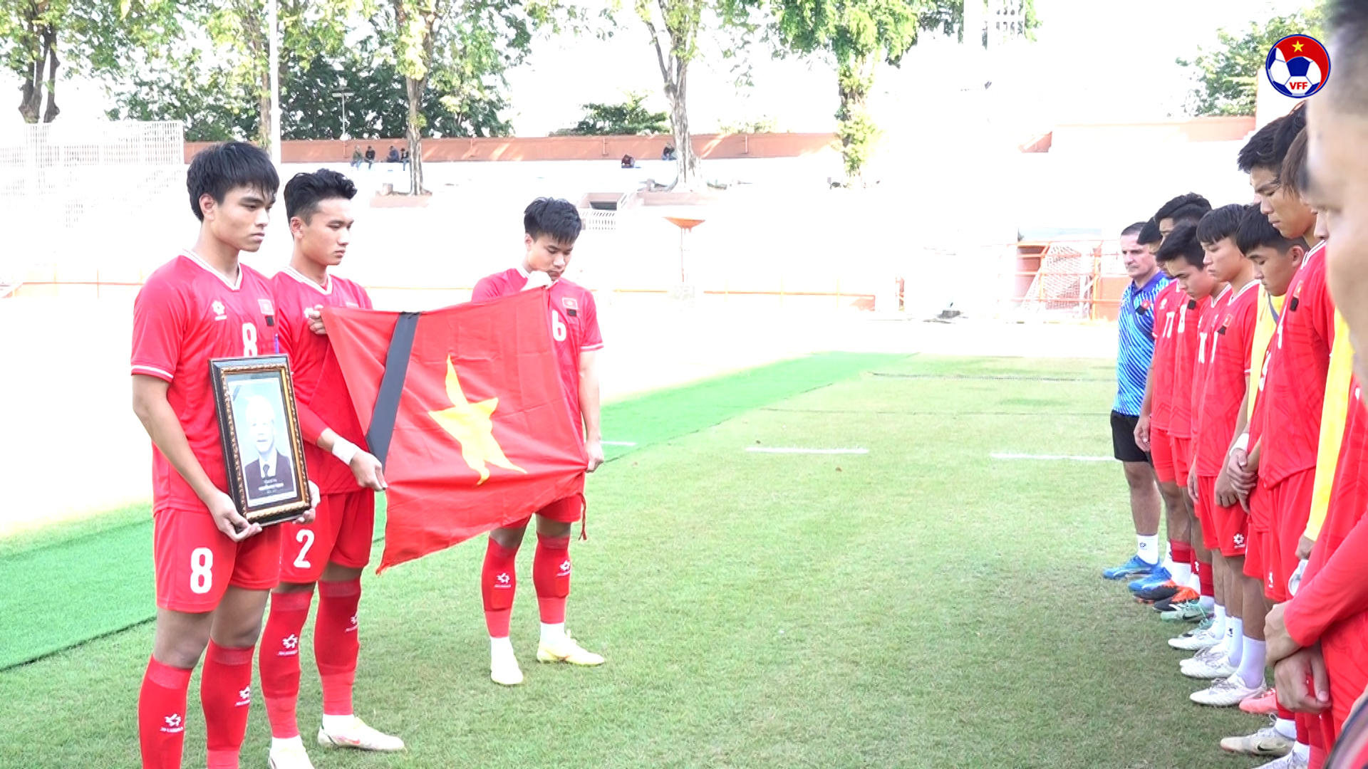 U19 Việt Nam đeo băng tang trong trận đấu với Úc