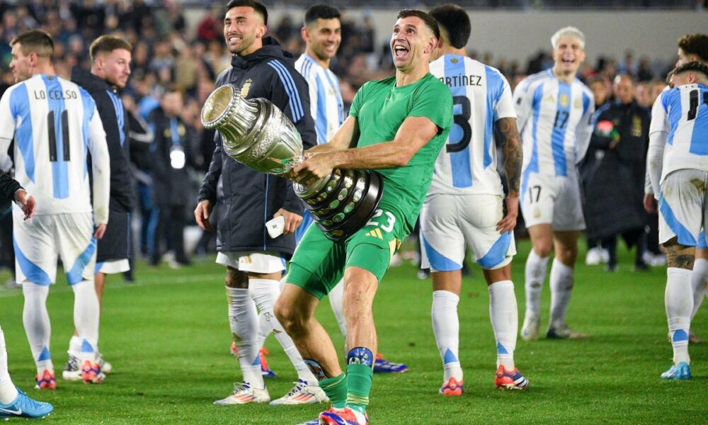 FIFA áp dụng hình phạt đối với thủ môn của đội tuyển Argentina.