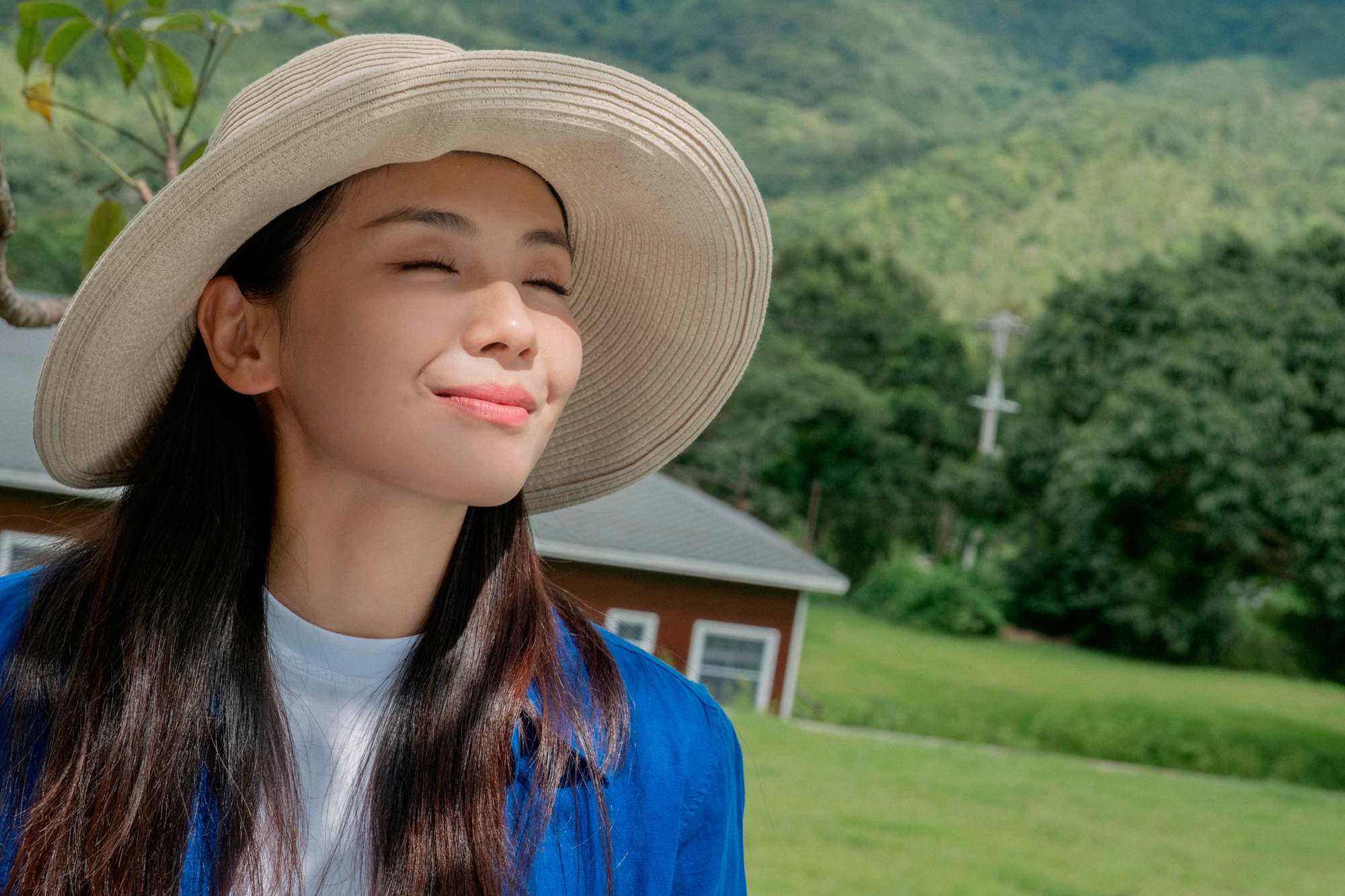 Lưu Đào thích tôn lên làn da bằng cách trang điểm nước trong trẻo, đặc biệt khi quay phim ngoài trời. Ảnh: Sina