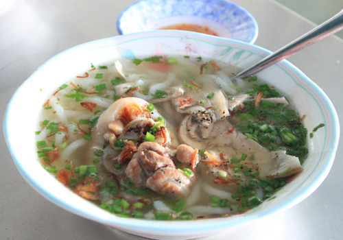 Bánh canh nước dùng ngọt từ xương và hải sản. Ảnh: Hupa