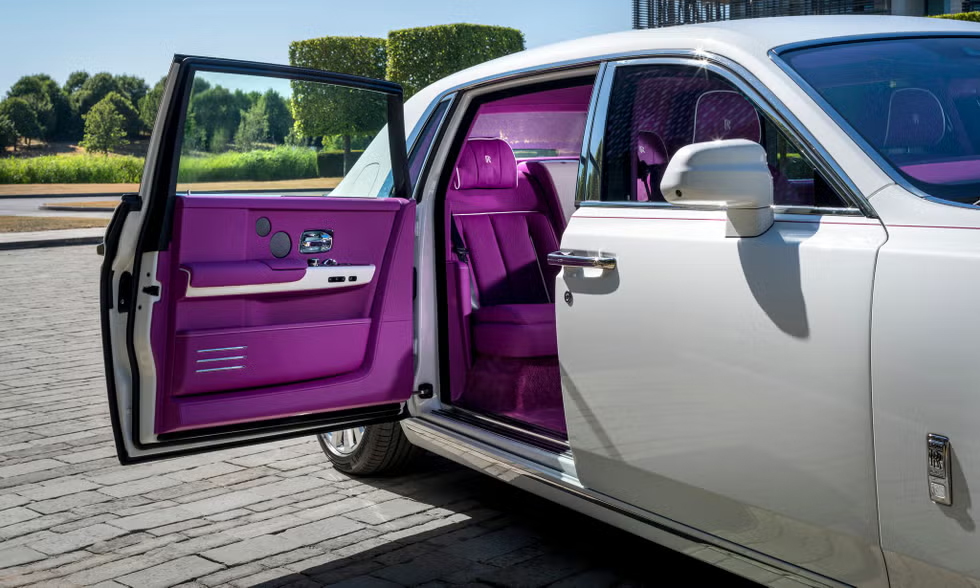 Mẫu Rolls-Royce Phantom ngoại thất màu trắng ngọc trai, nội thất hồng tím của khách hàng tỷ phú. Ảnh: Autoweek