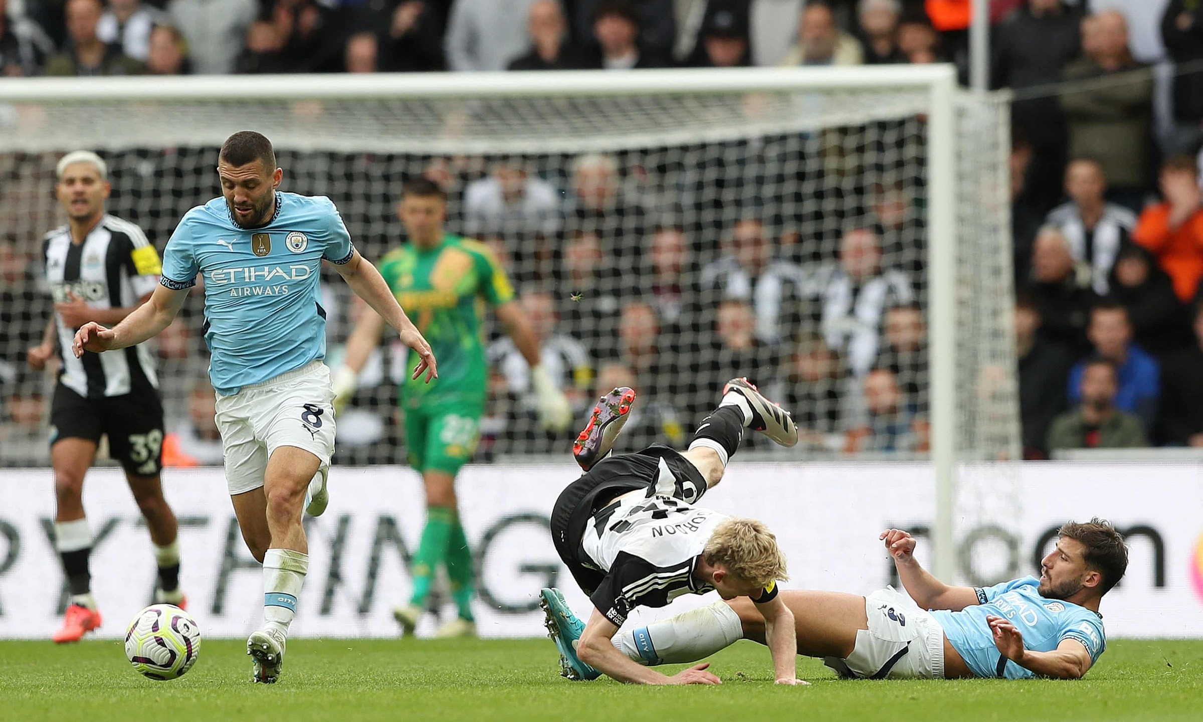 Hậu vệ Ruben Dias của Man City phạm lỗi với Anthony Gordon ngăn cản Newcastle phản công nhanh ở cuối trận hòa 1-1 trên sân St James Park ở vòng 6 Ngoại hạng Anh hôm 28/9. Ảnh: Reuters