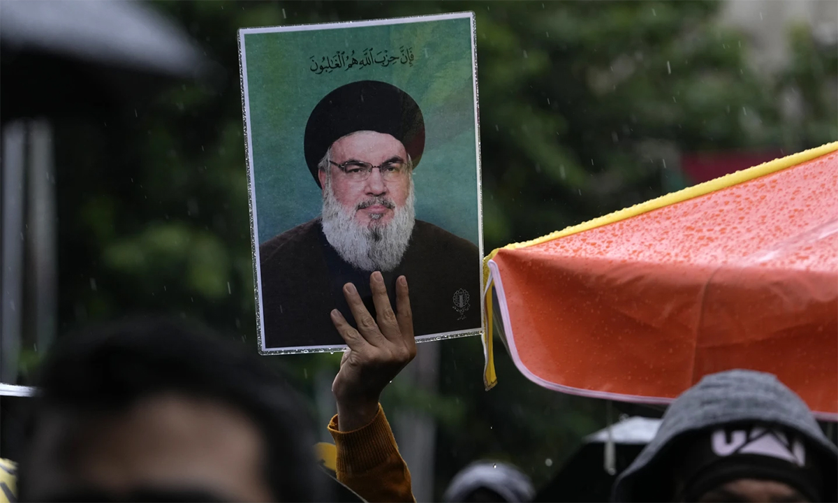 Người Iran cầm ảnh thủ lĩnh Hezbollah Hassan Nasrallah trong cuộc tuần hành ở Tehran ngày 28/9. Ảnh: AP