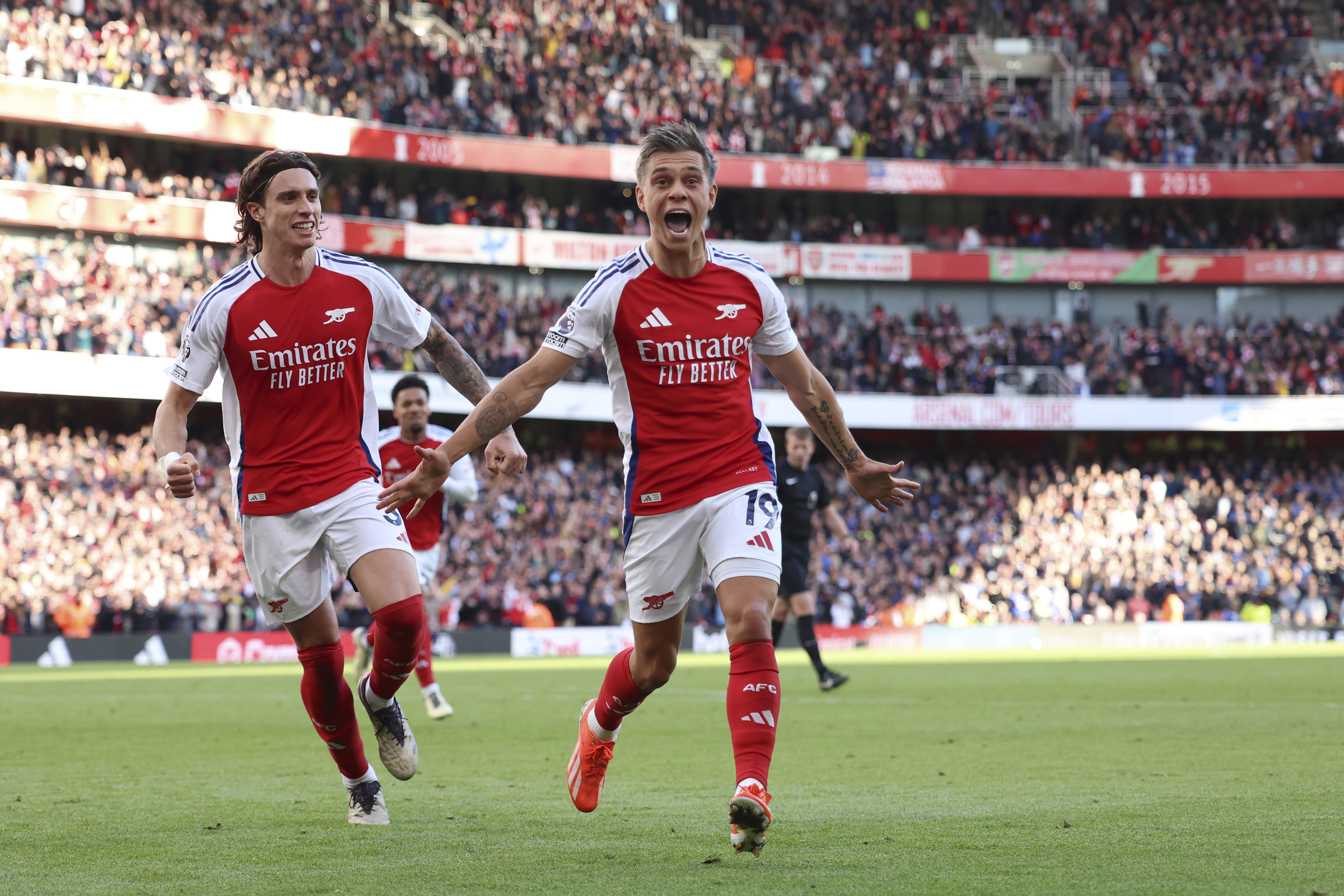 Tiền đạo Leandro Trossard ăn mừng bàn nâng tỷ số lên 3-2 trong trận Arsenal đánh bại Leicester City 4-2 trên sân Emirates ở vòng 6 Ngoại hạng Anh hôm 28/9. Ảnh: AP