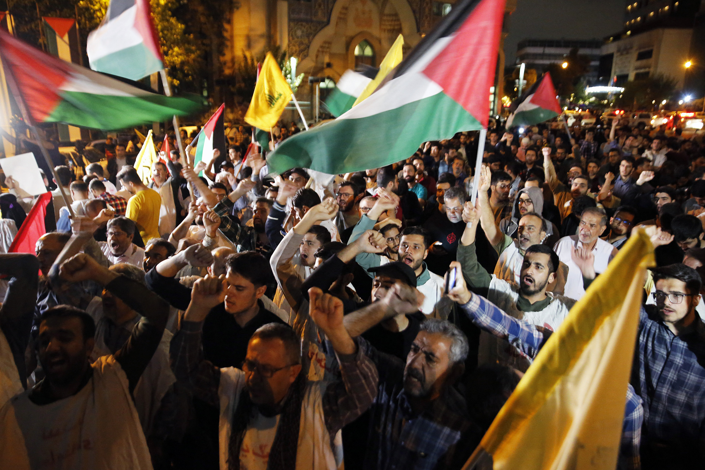 Hàng trăm người tập trung tại Quảng trường Palestine ở Tehran, Iran hôm 28/9 để phản đối cuộc tấn công của Israel vào Lebanon. Ảnh: AFP