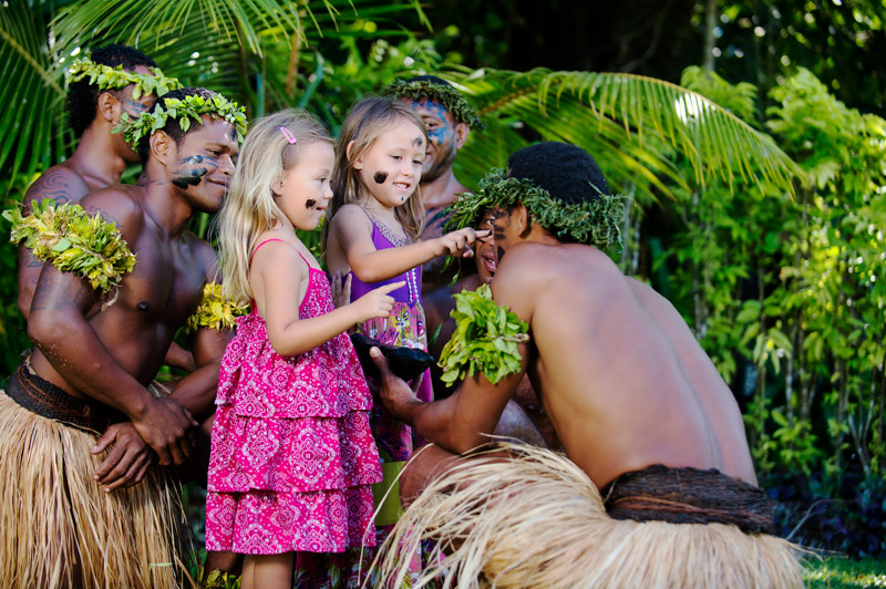 Các du khách trẻ tuổi được cha mẹ đưa đi tham quan các ngôi làng ở Fiji trong ngày. Ảnh: Quần đảo Fiji