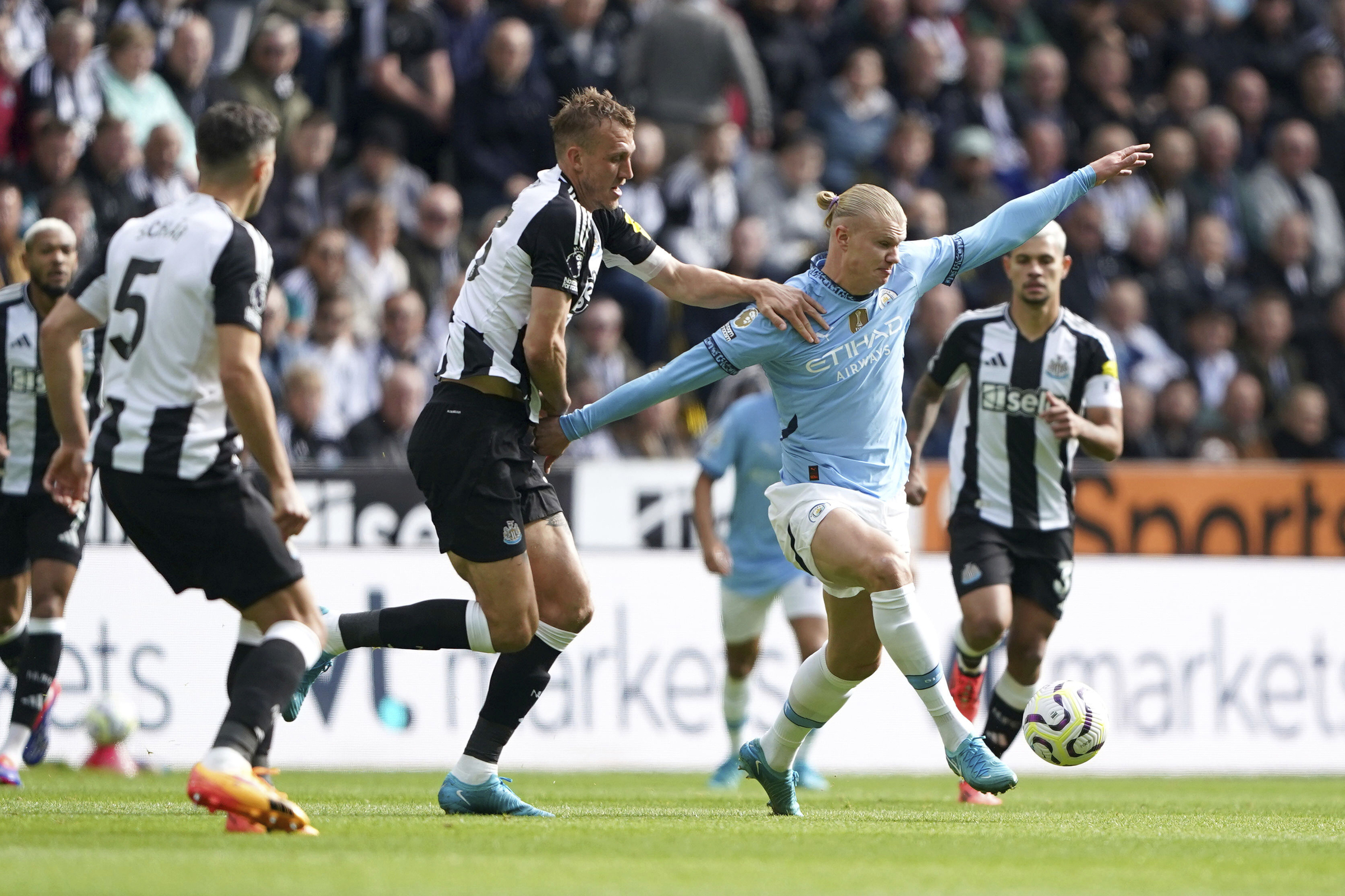 Hậu vệ Dan Burn (trái) của Newcastle cản phá pha đi bóng của tiền đạo Erling Haaland của Man City trong trận hòa 1-1 trên sân St James Park ở vòng 6 Ngoại hạng Anh hôm 28/9. Ảnh: AP