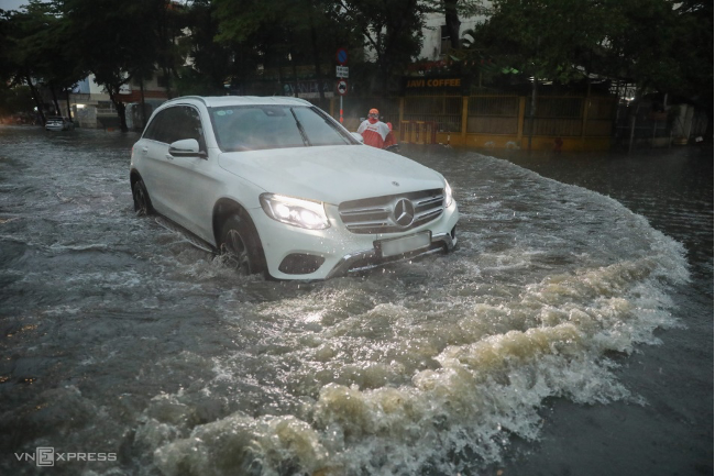 Chiếc Mercedes-Benz di chuyển qua vùng ngập nước. Ảnh: Quỳnh Trần