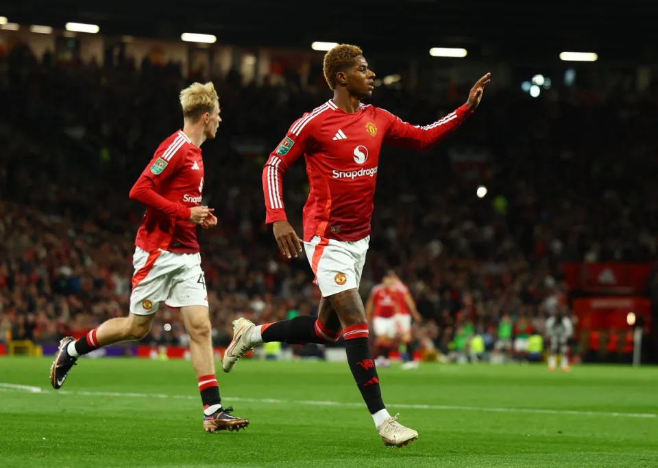 Rashford ăn mừng sau khi ghi bàn trong chiến thắng 7-0 trước Barnsley ở Cúp Liên đoàn Anh. Ảnh: Reuters.