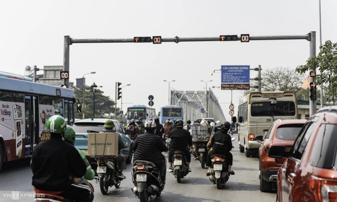 Xử lý bất cập hệ thống đèn tín hiệu giao thông và biển báo đường bộ