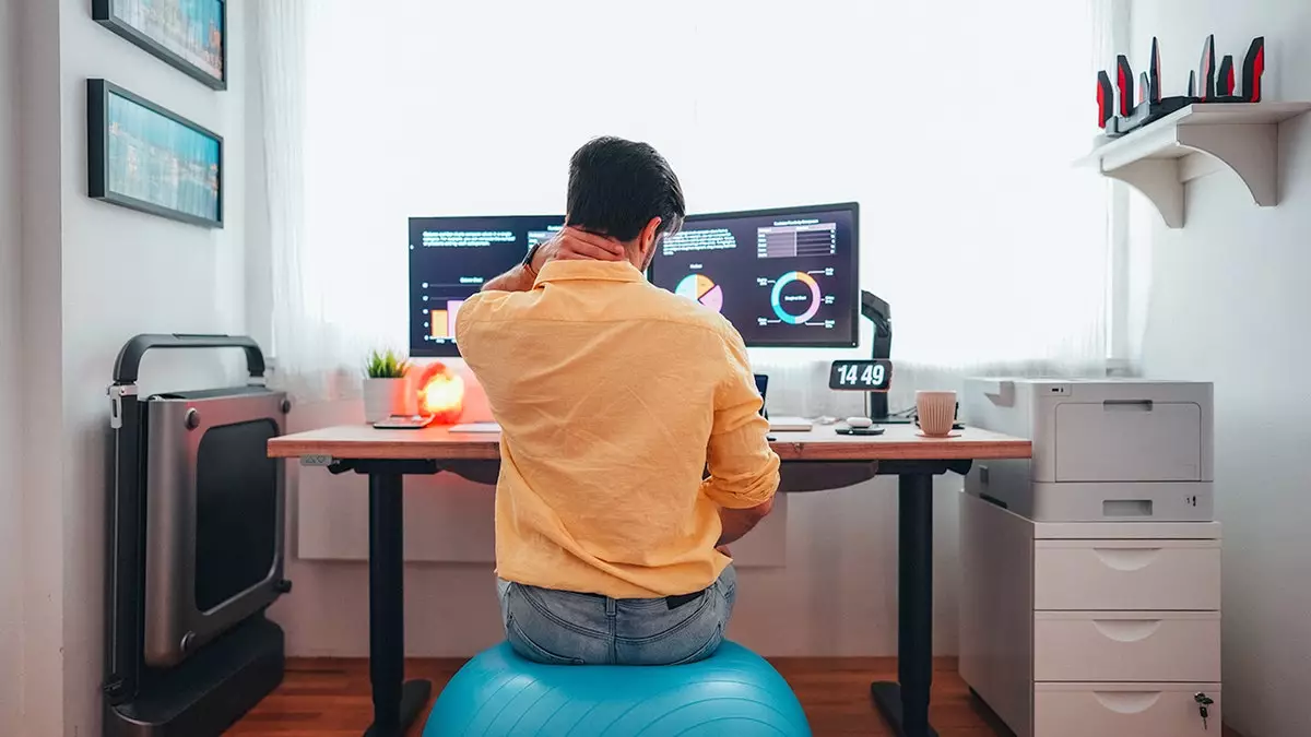 Bác sĩ phẫu thuật cột sống cảnh báo: Tư thế ngồi sai đang hủy hoại lưng bạn