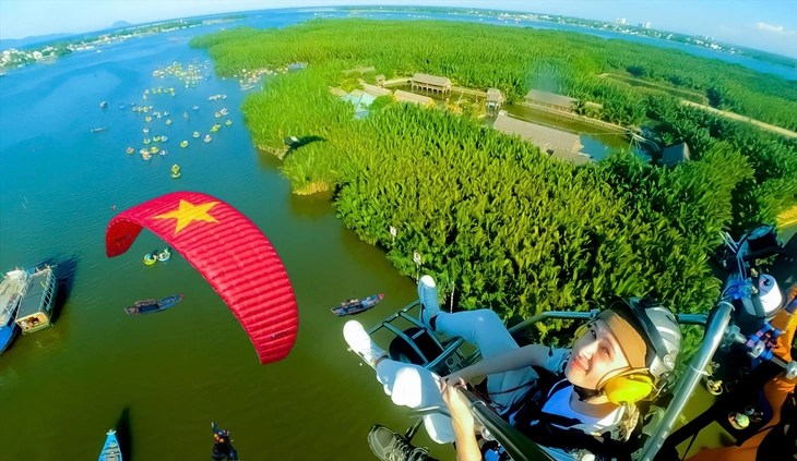 Hội An Ra Mắt Tour Bay Dù Lượn Ngắm Phố Cổ Từ Trên Cao