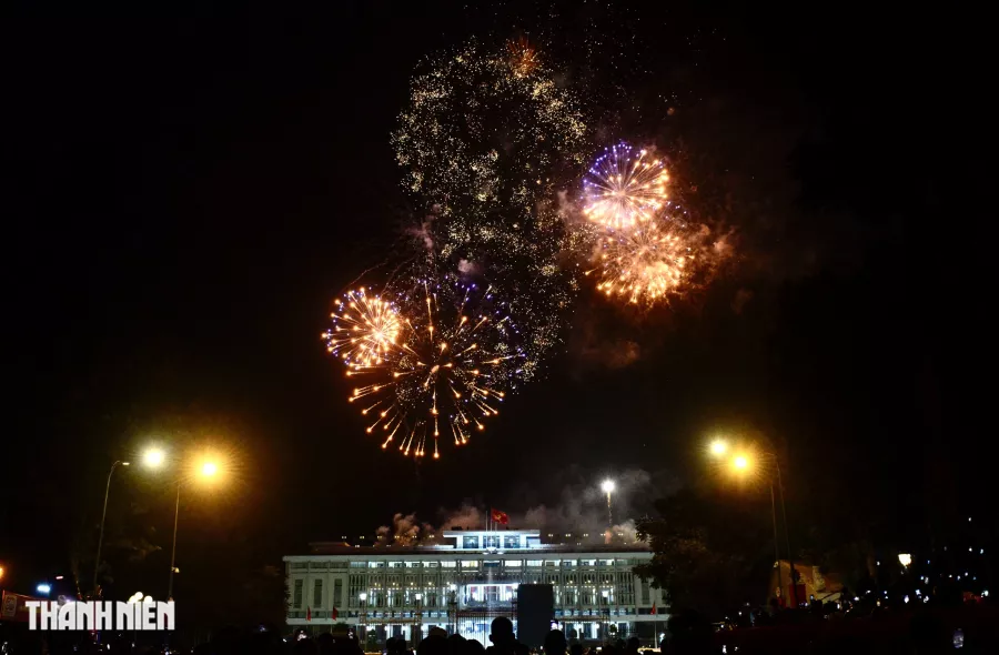 Pháo hoa rực rỡ thắp sáng bầu trời TP.HCM đêm 30-4