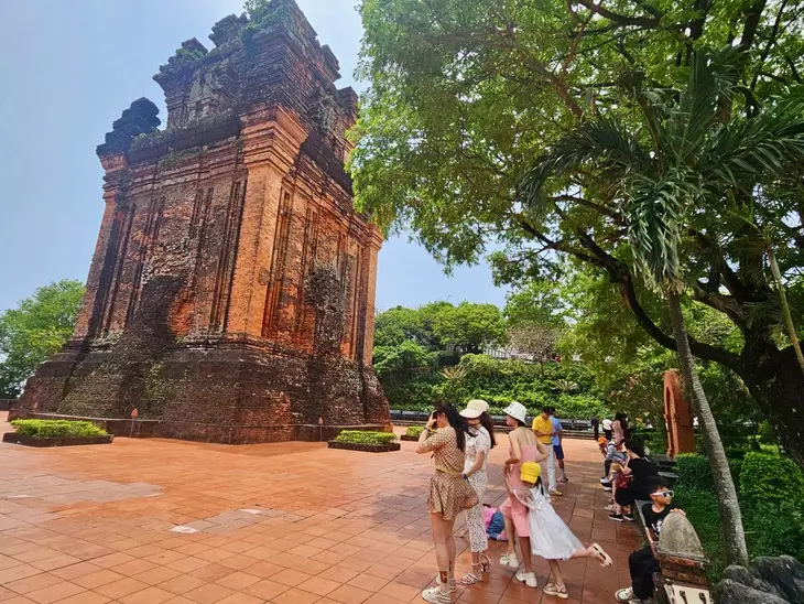 Phú Yên và Bình Định Hút Khách Dịp Lễ 30/4 – 1/5 Với Cao Tốc Mới và Lễ Hội Ẩm Thực