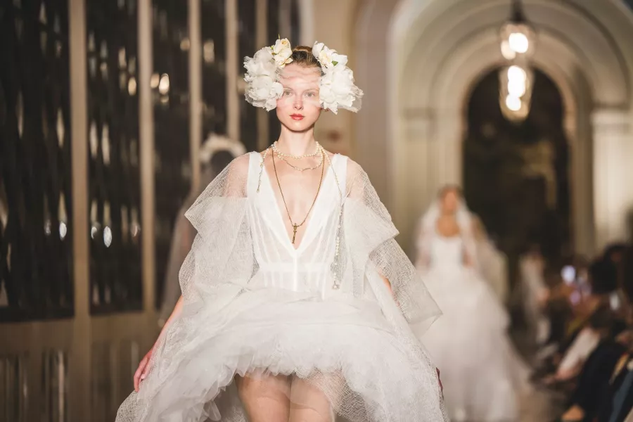 Vivienne Westwood trình làng bộ sưu tập váy cưới mới đậm chất nổi loạn