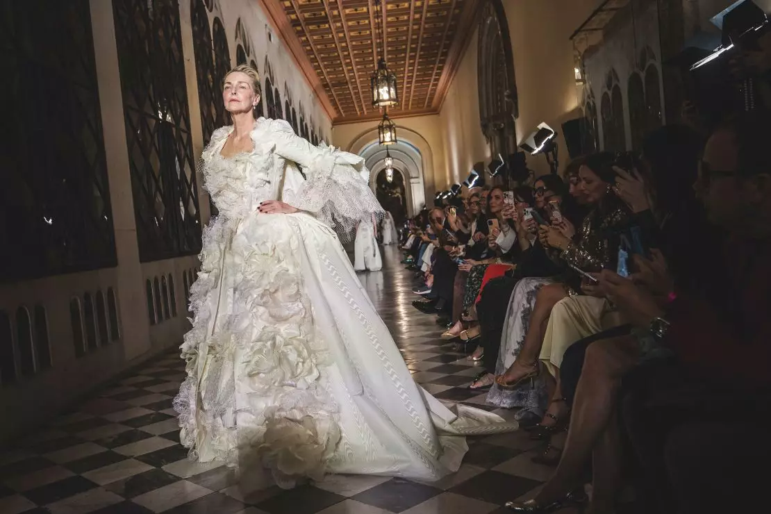 Vivienne Westwood trình làng bộ sưu tập váy cưới mới đậm chất nổi loạn