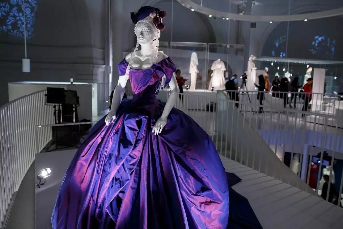 Vivienne Westwood trình làng bộ sưu tập váy cưới mới đậm chất nổi loạn