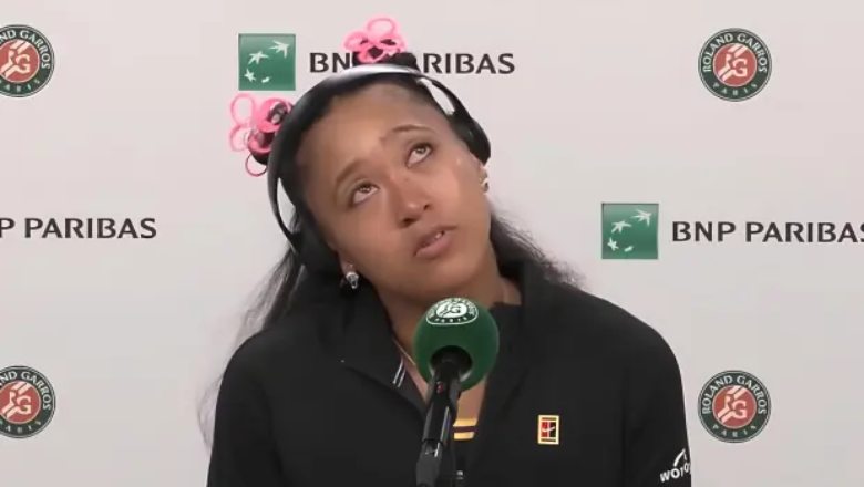 Naomi Osaka bật khóc