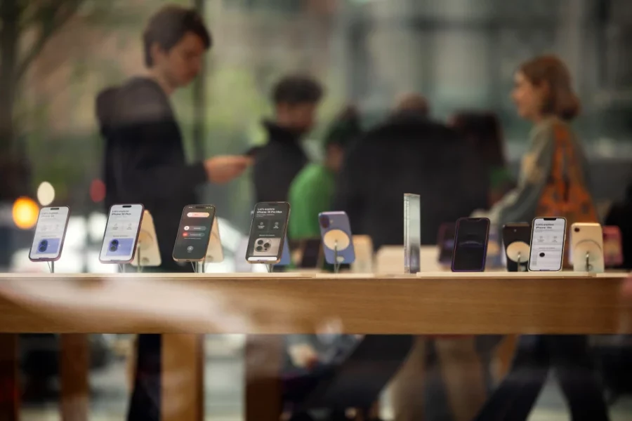 Apple khó đưa sản xuất iPhone về Mỹ dù ông Trump dọa áp thuế