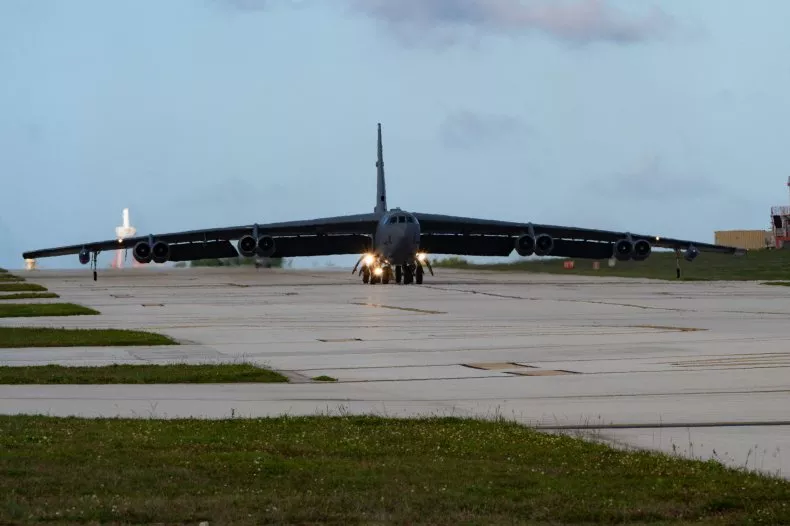 máy bay ném bom B-52H