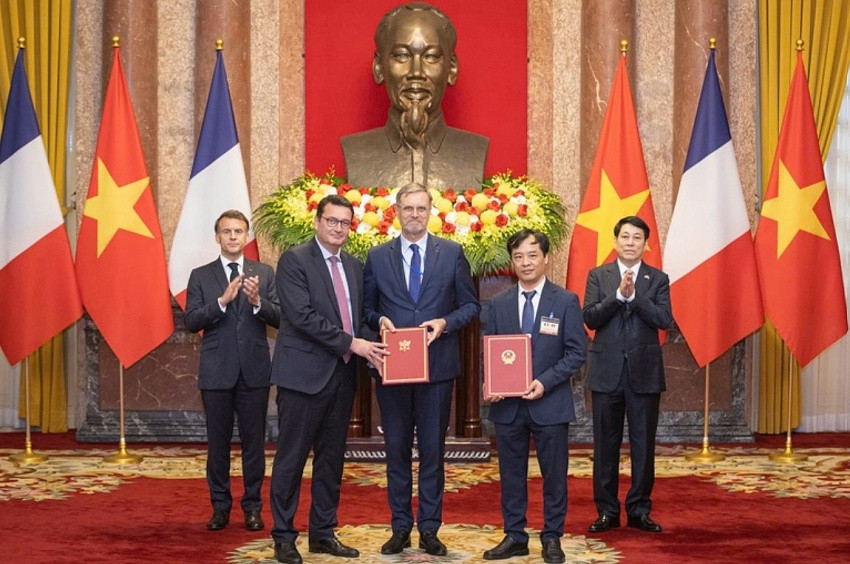 phát triển vệ tinh