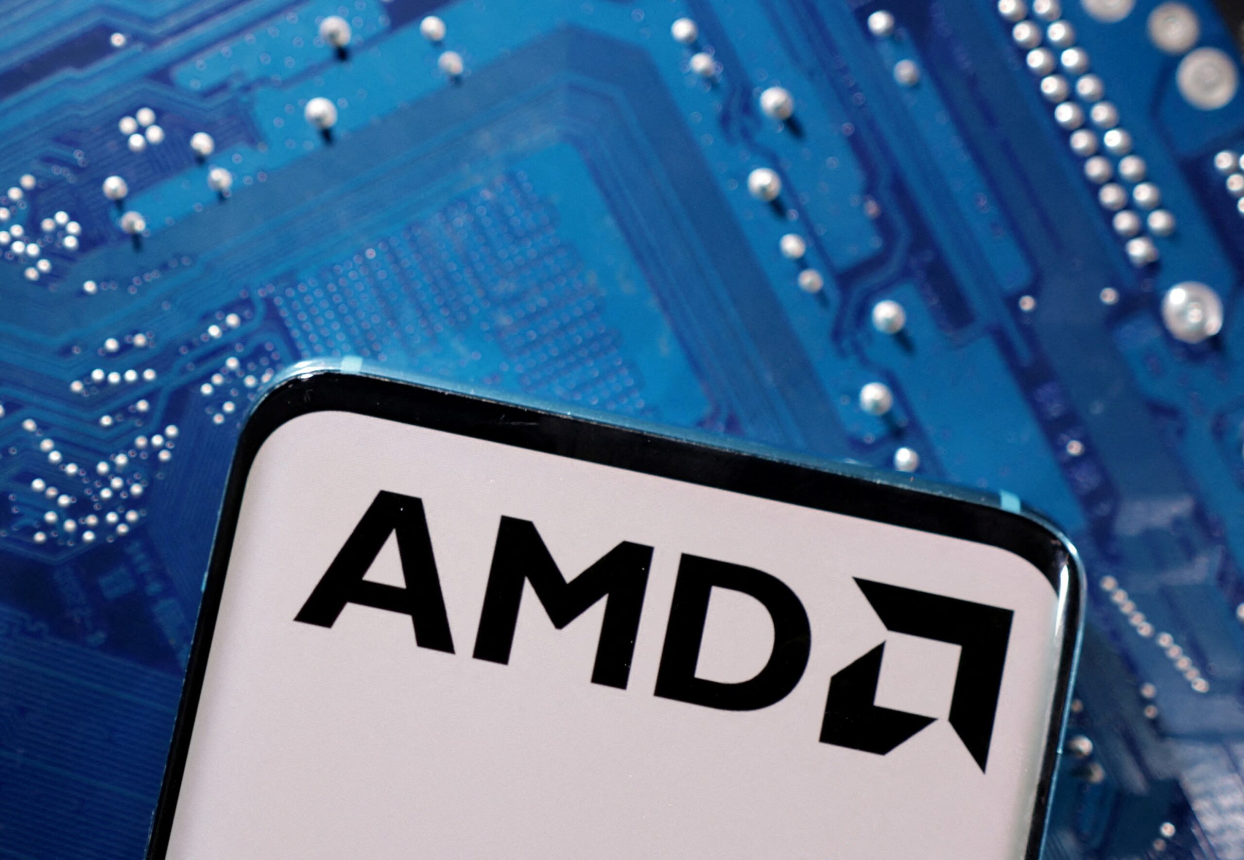AMD bắt tay công ty khởi nghiệp AI để hoàn thiện thiết kế chip MI450 - Hình ảnh minh họa