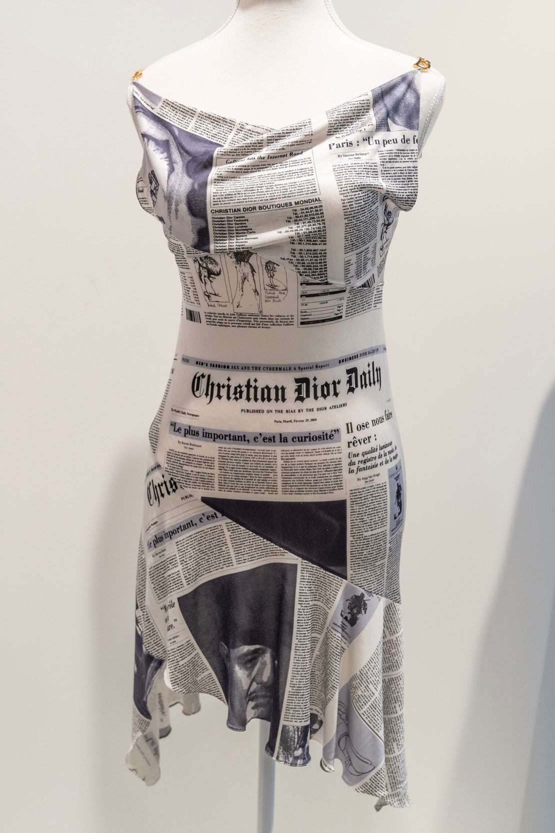 Chiếc váy Christian Dior trong “Sex and the City”: Biểu tượng thời trang với quá khứ gây tranh cãi - Hình ảnh minh họa