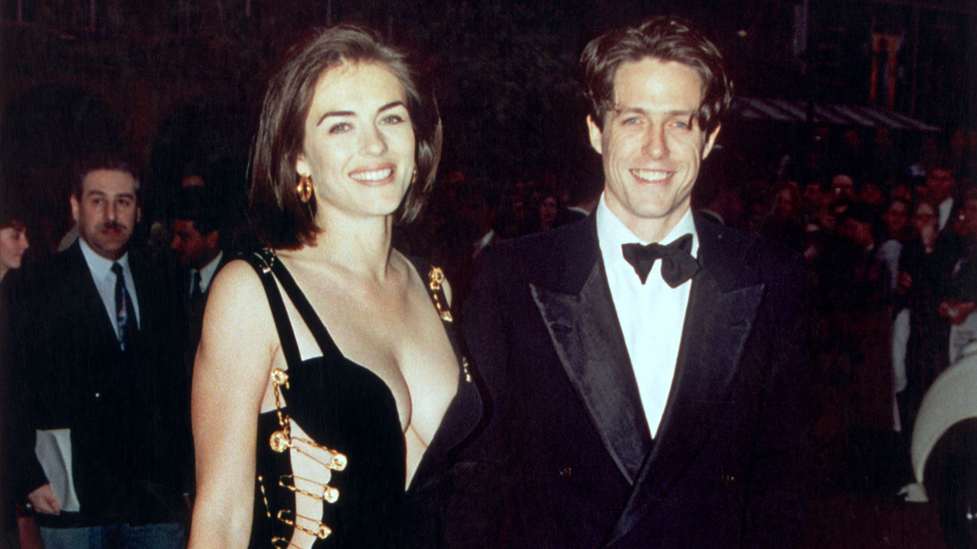 Chiếc váy Versace huyền thoại giúp Liz Hurley thành biểu tượng thời trang - Hình ảnh minh họa