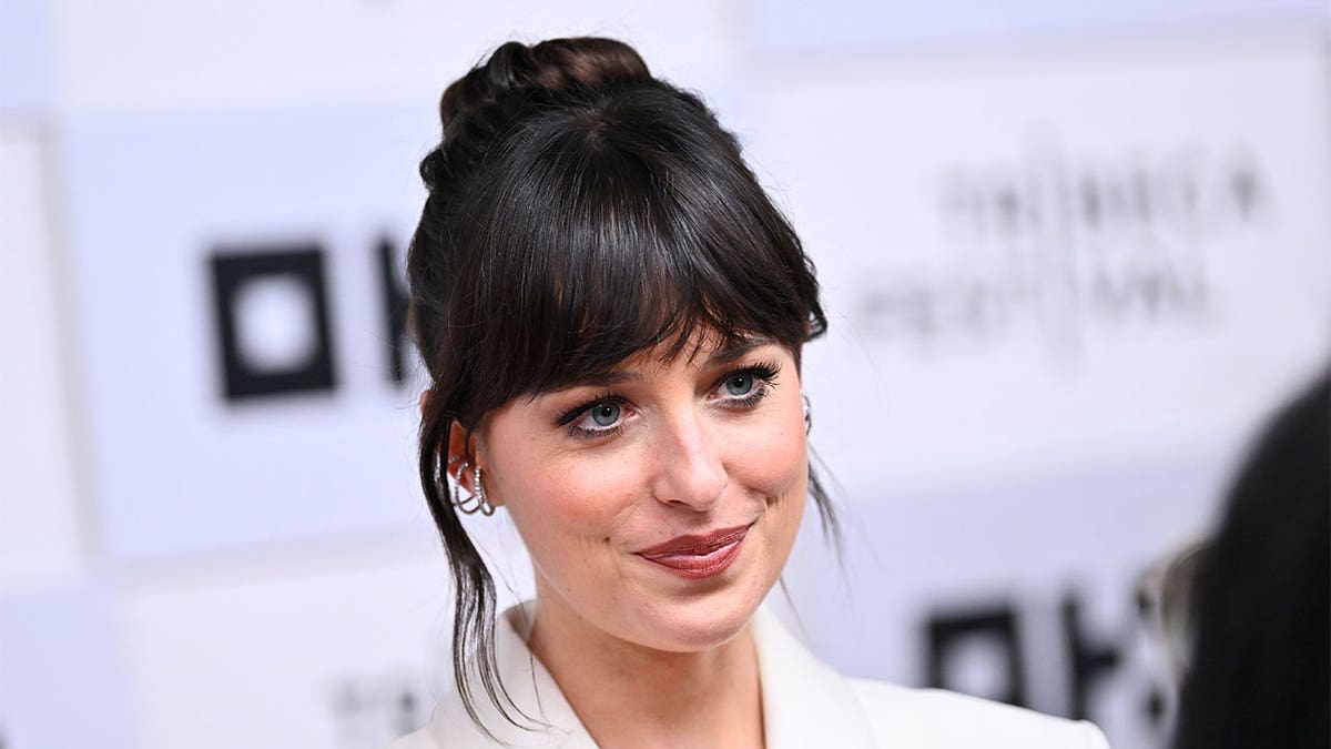 Dakota Johnson chia sẻ nguyên tắc hẹn hò và khả năng chia tay Chris Martin - Hình ảnh minh họa