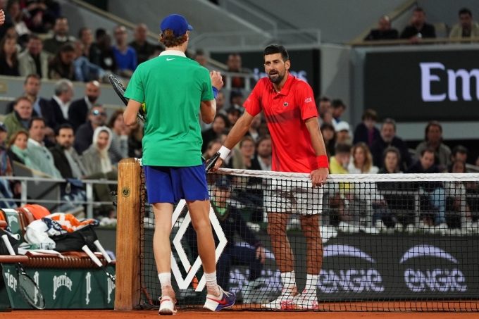 Djokovic dừng bước trước Sinner ở bán kết Roland Garros 2025 - Hình ảnh minh họa