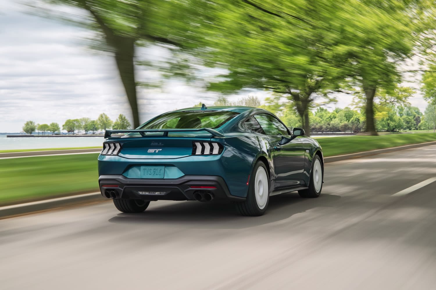 Ford Mustang FX Package 2026 tái hiện huyền thoại Fox Body những năm 80 - Hình ảnh minh họa