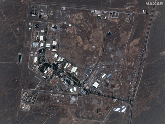 Israel không kích trúng nhà máy hạt nhân ngầm Natanz của Iran - Hình ảnh minh họa