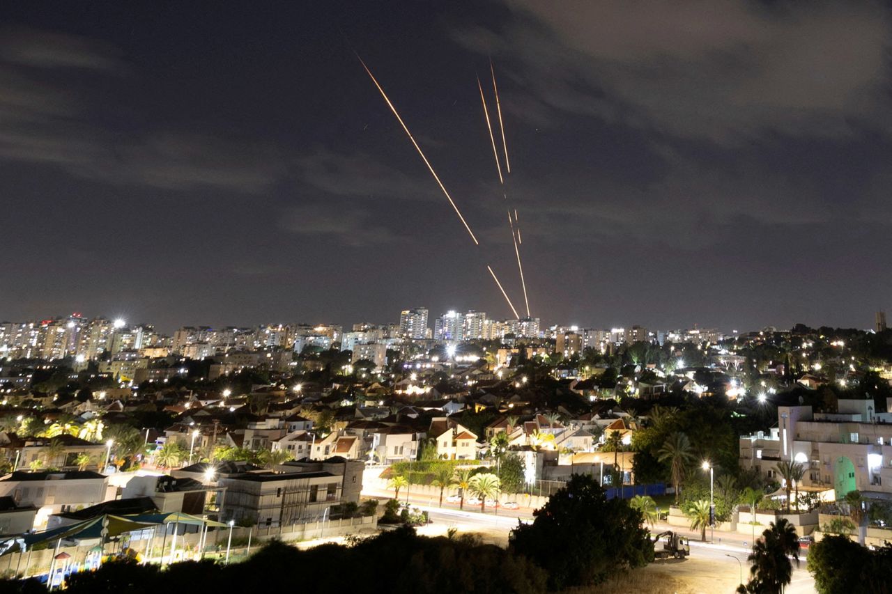Israel tấn công các cơ sở hạt nhân và lãnh đạo quân sự Iran giữa nguy cơ trả đũa vùng Trung Đông - Hình ảnh minh họa