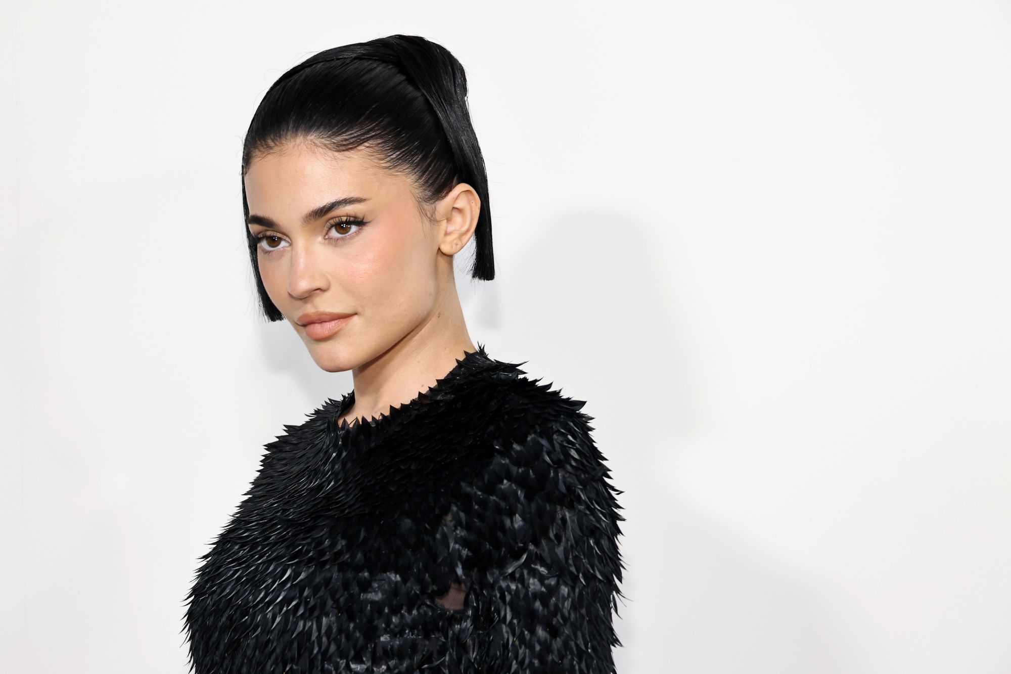 Kylie Jenner tiết lộ phẫu thuật nâng ngực: Sự minh bạch hay bước thụt lùi chuẩn mực sắc đẹp? - Hình ảnh minh họa