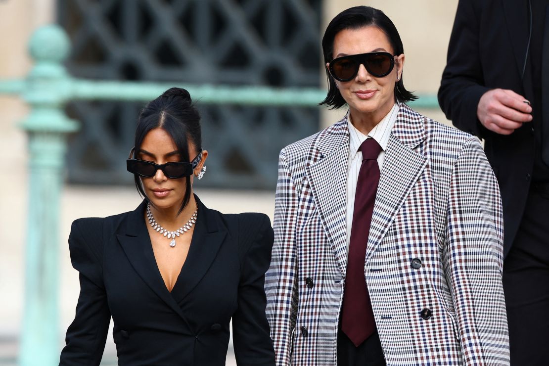 Kylie Jenner tiết lộ phẫu thuật nâng ngực: Sự minh bạch hay bước thụt lùi chuẩn mực sắc đẹp? - Hình ảnh minh họa