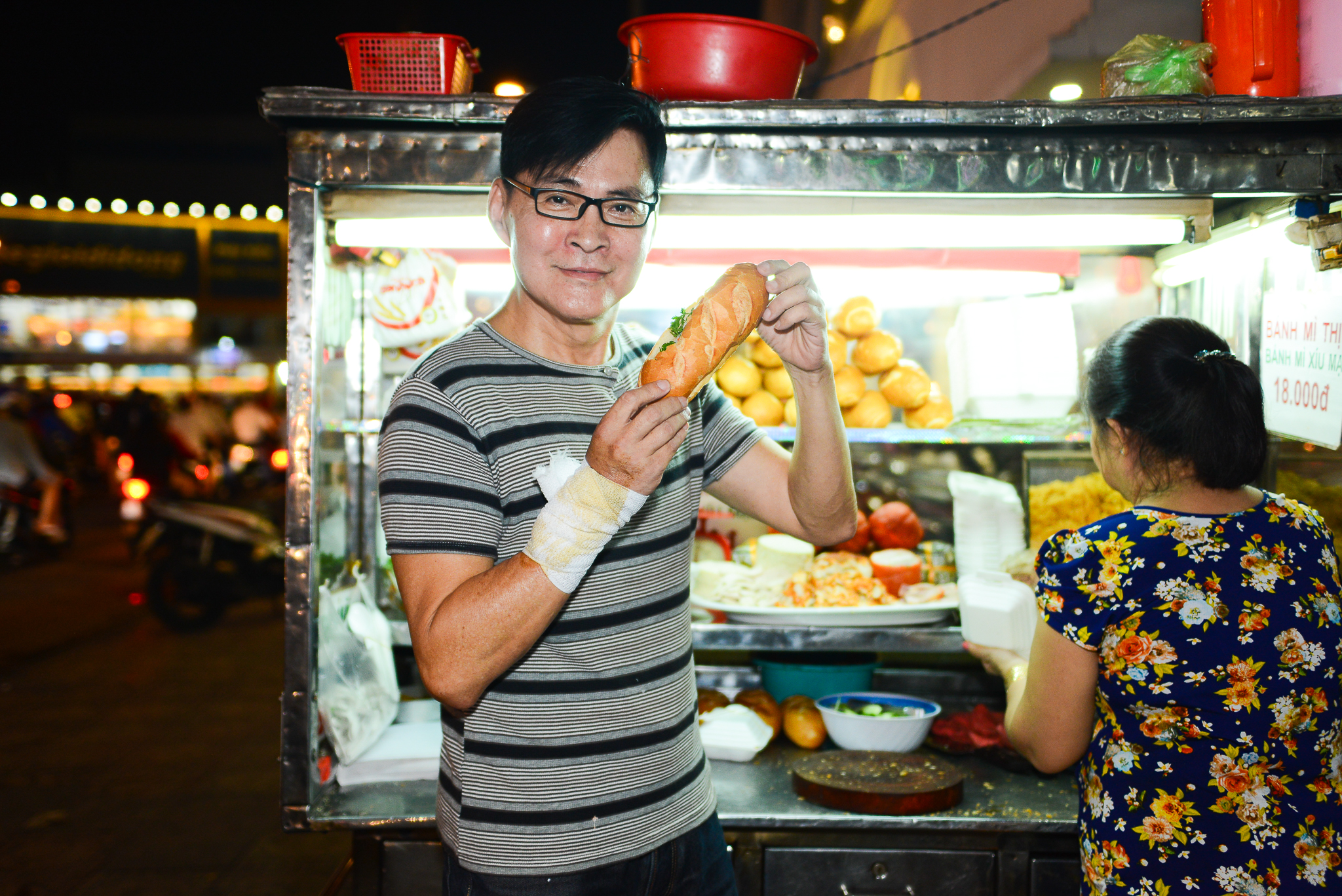 Nam diễn viên Hong Kong từng đến Việt Nam nay bán chân gà mưu sinh - Hình ảnh minh họa