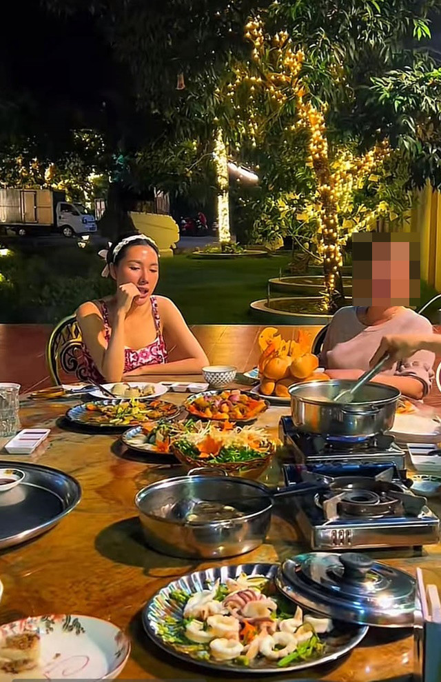 Ngân Collagen lộ diện thật khi bị chụp lén, khác xa ảnh mạng - Hình ảnh minh họa