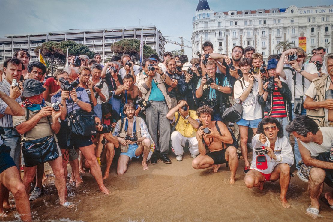 Những hình ảnh 'vui nhộn, điên rồ và lố bịch' của Cannes trước thời điện thoại thông minh - Hình ảnh minh họa