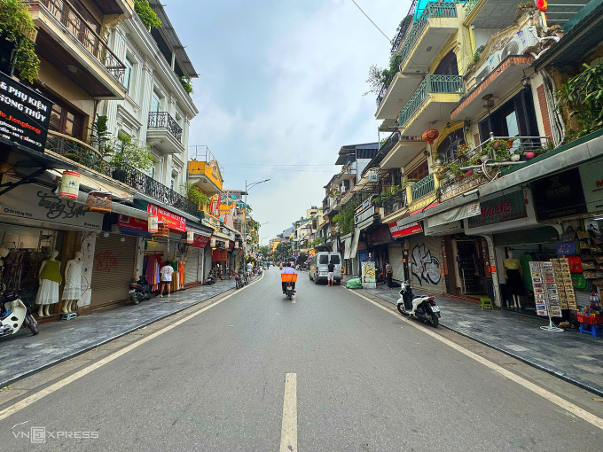 Phố buôn Hà Nội đóng cửa hàng loạt vì lo kiểm tra thuế - Hình ảnh minh họa