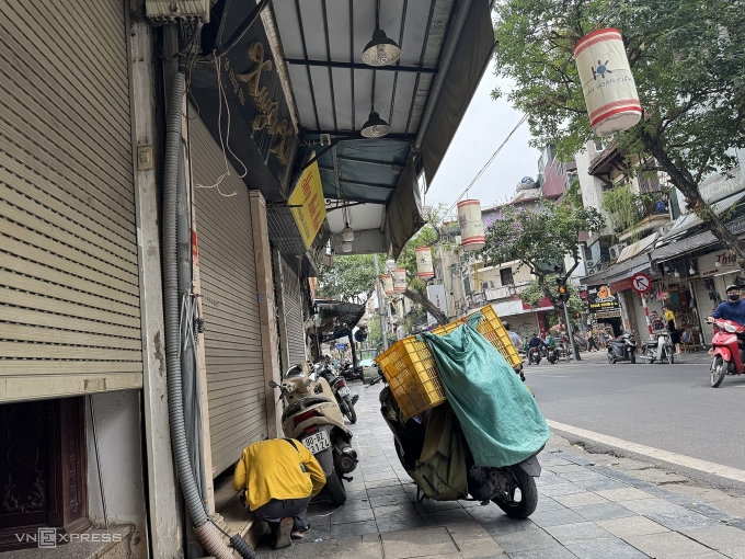 Phố buôn Hà Nội đóng cửa hàng loạt vì lo kiểm tra thuế - Hình ảnh minh họa
