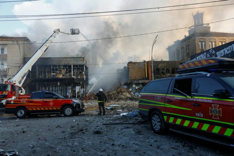 Nga tấn công Ukraine đêm thứ ba liên tiếp, Điện Kremlin phản hồi ông Trump