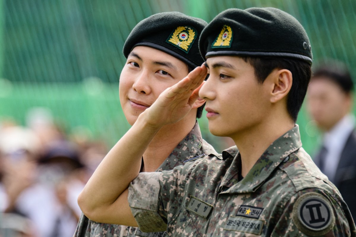 RM và V của BTS hoàn thành nghĩa vụ quân sự, sẵn sàng tái hợp nhóm - Hình ảnh minh họa