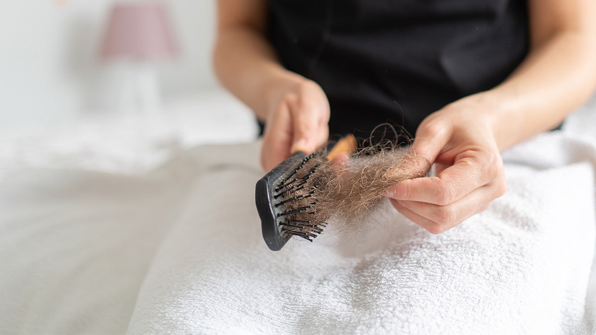 Rụng tóc tạm thời do dùng thuốc giảm cân Ozempic: dấu hiệu phổ biến và cách kiểm soát - Hình ảnh minh họa