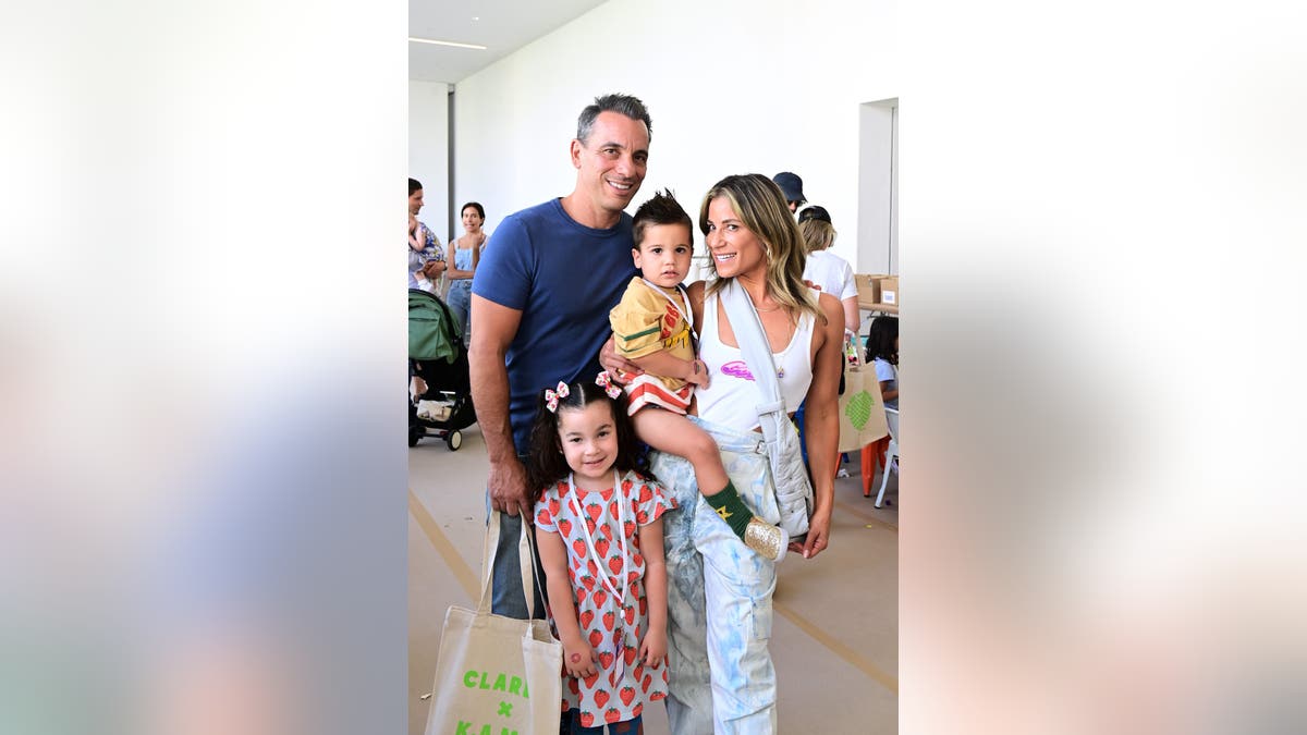 Sebastian Maniscalco chia sẻ cách dạy con nghiêm khắc và vai diễn mới trong phim về Charles Ponzi - Hình ảnh minh họa