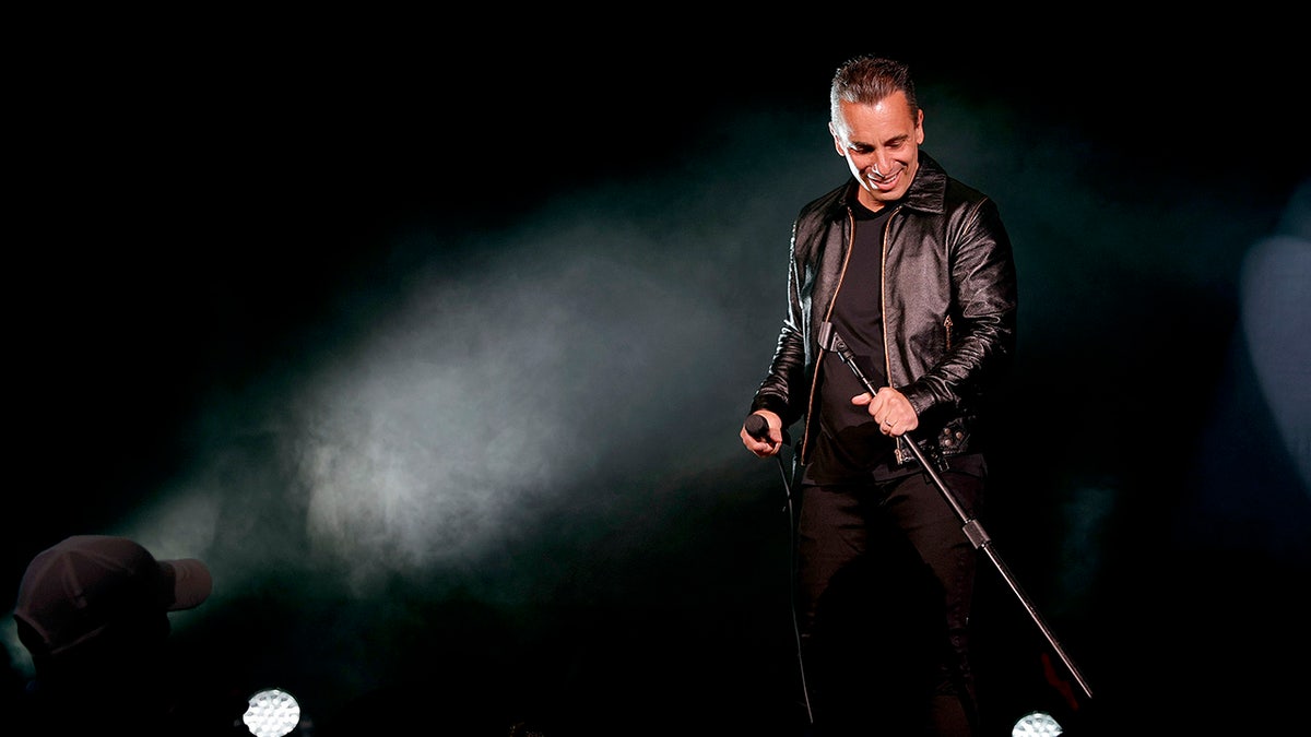 Sebastian Maniscalco chia sẻ cách dạy con nghiêm khắc và vai diễn mới trong phim về Charles Ponzi - Hình ảnh minh họa