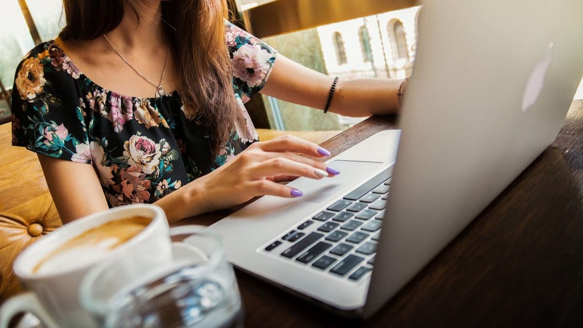 Sử dụng ChatGPT lâu dài có thể làm suy yếu khả năng tư duy não bộ - Hình ảnh minh họa