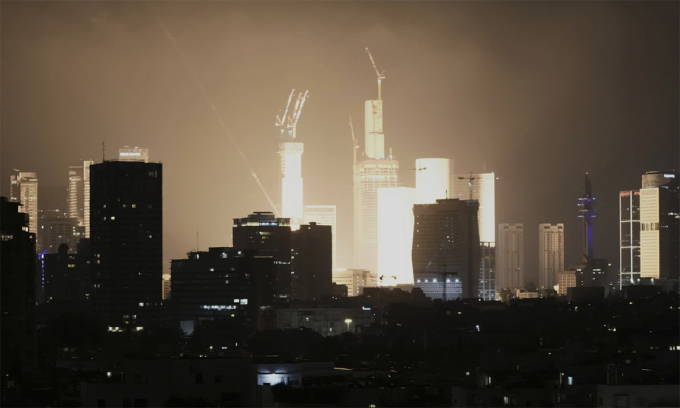 Tên lửa Iran nghi đánh trúng trụ sở Bộ Quốc phòng Israel ở Tel Aviv - Hình ảnh minh họa